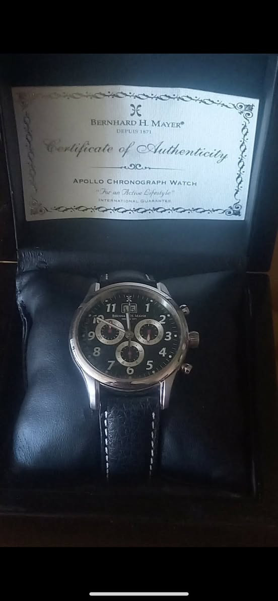 السلام عليكم..
برنارد اچ ماير أناقة الزمن.. في معصمك! ⌚
للبيع ساعة Bernhard H. Mayer Apollo Chronograph الأصلية، قطعة تجمع بين الفخامة السويسرية والأسلوب العملي الجذاب.
✨ المميزات:
 تصميم كرونوغراف دقيق وعصري.
 حالة ممتازة مع صندوقها الأصلي وشهادة الأصالة.
 خيار مثالي لمن يبحث عن التميز في كل لحظة.
الساعة لوك شمع .
للأستفسار مراسلة الصفحة


**إذا كنت صاحب هذا الإعلان وتريد حذفه لأي سبب، رجاءا أرسل رسالة إلى الدعم الفني**