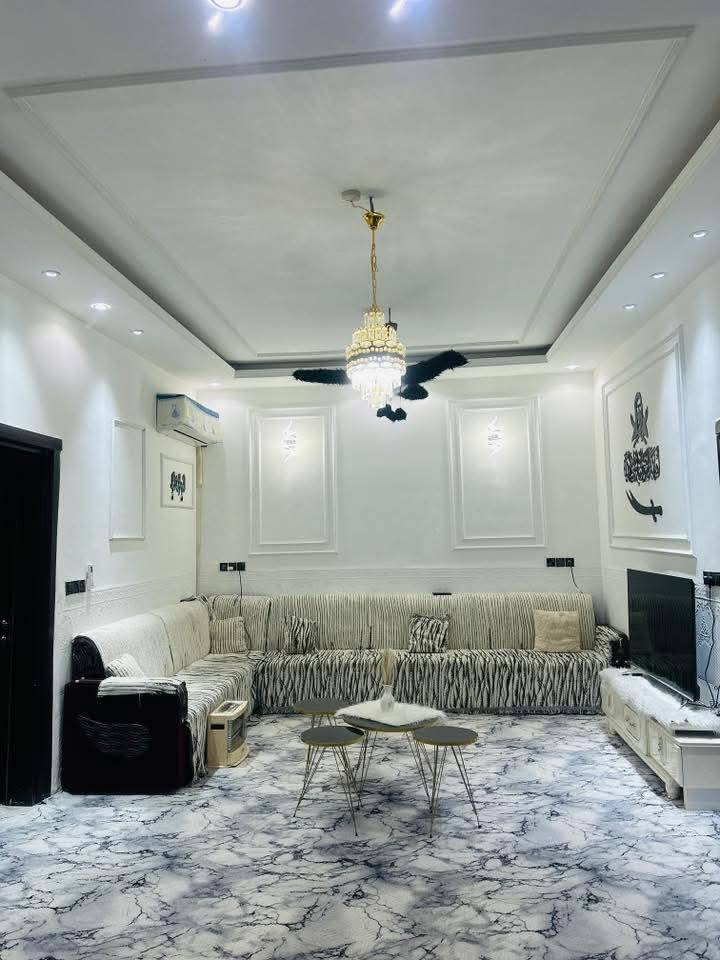 السلام عليكم بيت للبيع  السده الهنديه كيعان بيت رزين قرب السجه قريب ع كورنيش   مساحه 200 يتكون طابق الاول غرفتين صاله مطبخ  وطابق الفوك  غرفه  +غرفتين مصعدين 5سوف   طابو زارعي  سند٢٥   شراح اتصل ع هذه رقم  ***********
