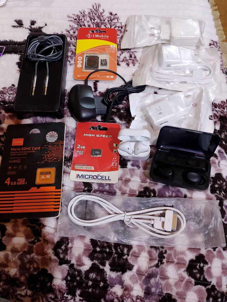 السلام عليكم شاحنات وكيبلات وايربوتات ورامات وتوصاله كلهن جدد كارتون كلهن ب 15 مكان حي العسكري ***********
