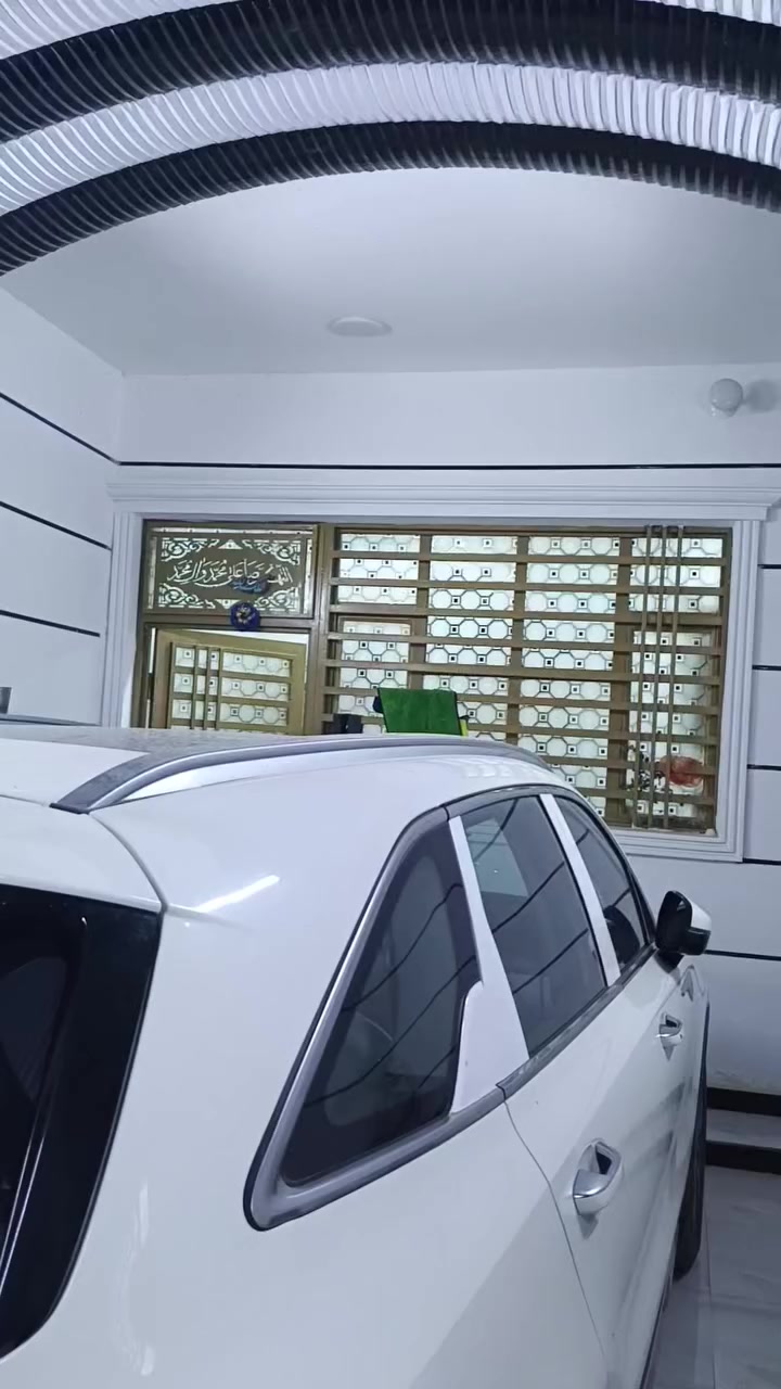 بيت للبيع 250م مربع منطقه ابو شطيب الخمسميات بنزله مال صوره سيد مقتدى حديث درجة اولى يحتوي البيت ع طابق ونص الطابق الاول يتكون من استقبال وصاله ومطبخ حار وبارد وغرفتين مع صحيات والطابق الثاني غرفتين وحمام فقط للاستفسار الاتصال ع الرقم *********** او المراسله واتساب
