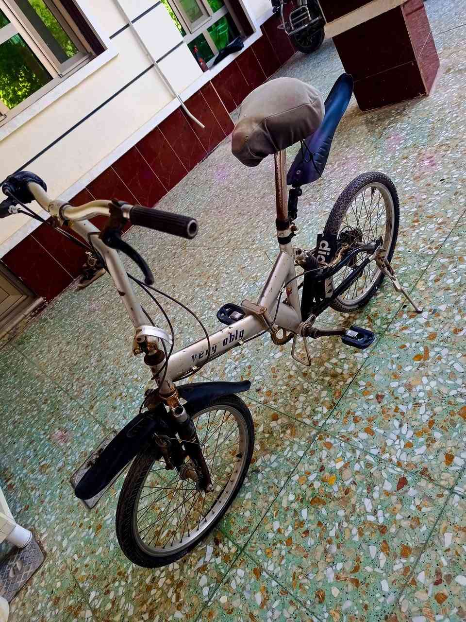 بايسكل حجم وسط للبيع السعر *30الف* المواصفات مثل ما موضح بالصور. الرقم: *********** وبي واتساب
