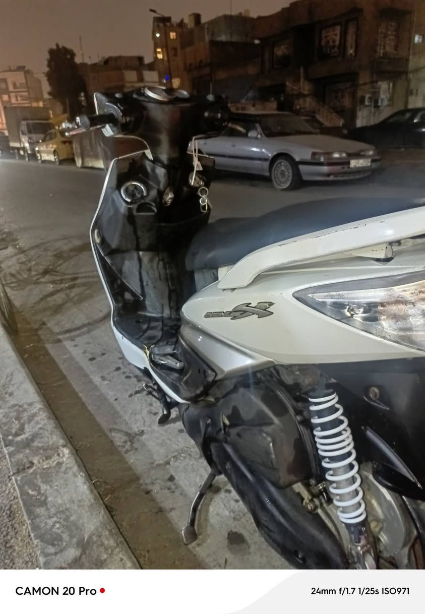 سلام عليكم دراجه سكنس فحل نوزل طلاعات دراجه مكفولة اي نقص ما بيها نكره سلف كهربائي  شغاله مكان سعر 650 بغداد لاعضميه ***********
