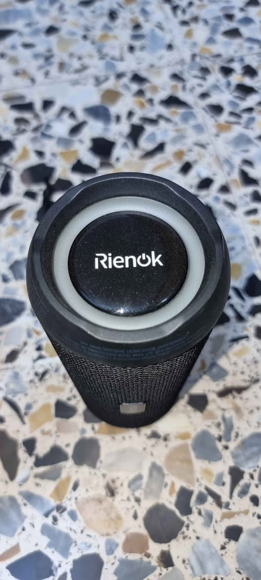 السلام عليكم : سبيكر بلوتوث رينوك Rienok المحمول 
 معروض للبيع مكبر صوت لاسلكي من شركة Rienok، السبيكر غني عن التعريف بقوة صوته ونقاوته.

المواصفات المختصرة:

• قوة الصوت: 30 واط (صوت 360 عالي وواضح جداً)

• .الحماية: ضد الماء بالكامل بتصنيف IPX7

• .المنافذ: بلوتوث / AUX / كرت ذاكرة TF

• .الإضافات: إضاءة RGB مميزة.

• الحالة: [ ممتاز شبه الجديد ]

• .السعر المطلوب: [ 50000 ] بيها مجال بسيط 

• التوصيل: [ متوفر داخل النجف ]

• للتواصل: [ *********** ] النجف, العراق
