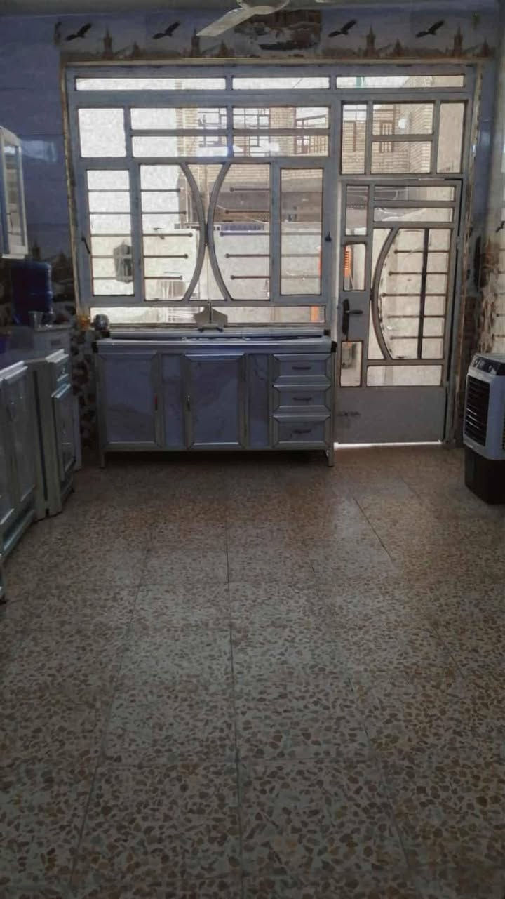 بيت للبيع مساحته 150متر طابو صرف مكانه محموديه حي العسكري قرب مدرسه عراق المحبه  6غرف نوم ومطبخ وستقبال وصاله وصحيات فوك وجوه ومنور البيت جبير خير من الله بس الغرفتين الفوك البلوجه سندويش والباقي كله صب اي استفسار اتصال بالرقم بي واتساب ***********
