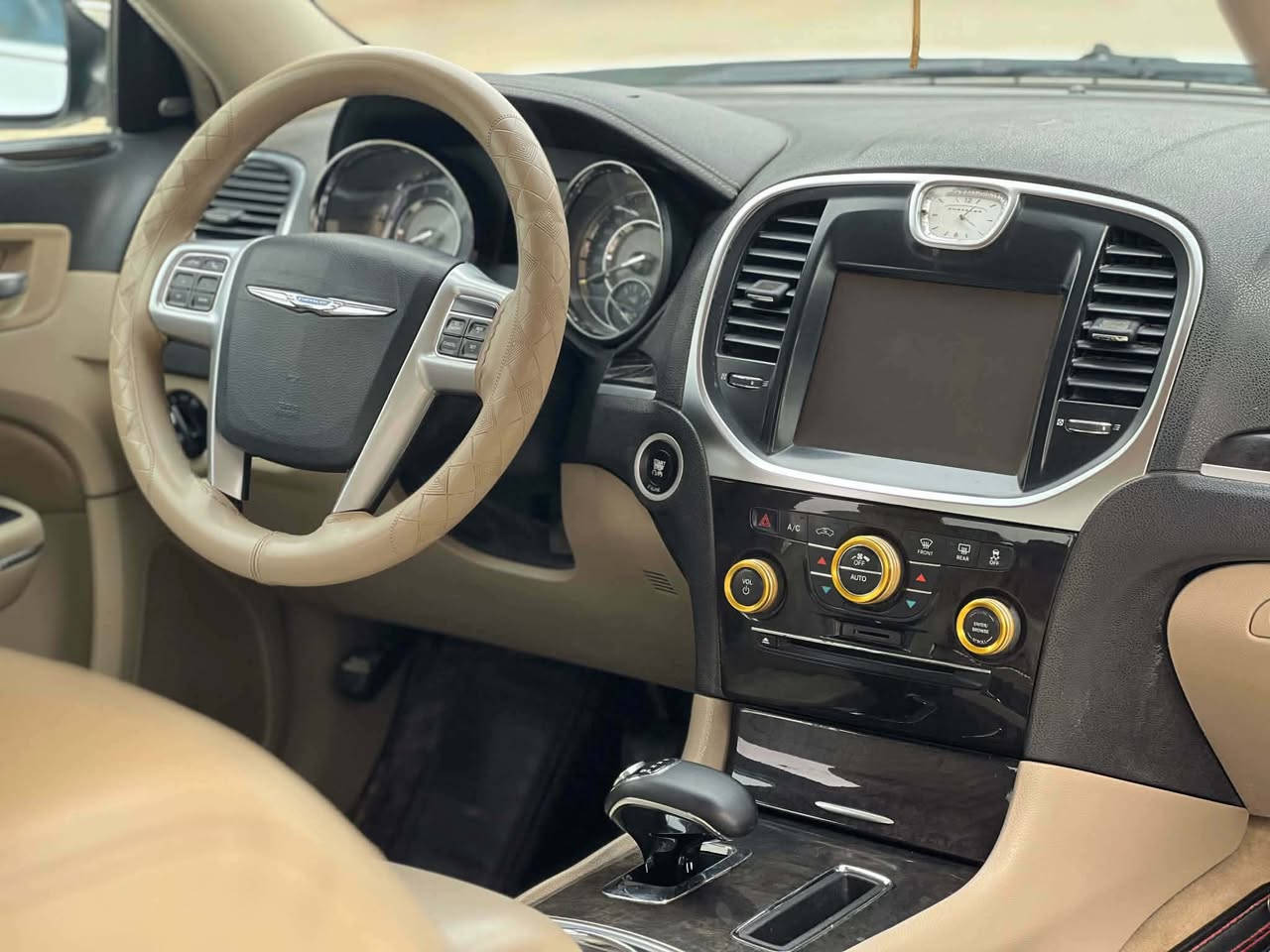 سلام عليكم وبأمة للبيع موديل 2011خليجية كفالة بيهة بس لهلالات صبغ كلش بصيط جاهزة علة آخر حباية وبسمي رقم شمالي جديد مصفرة  مكانهة بغداد  سعر 165$ للستفسار ***********
