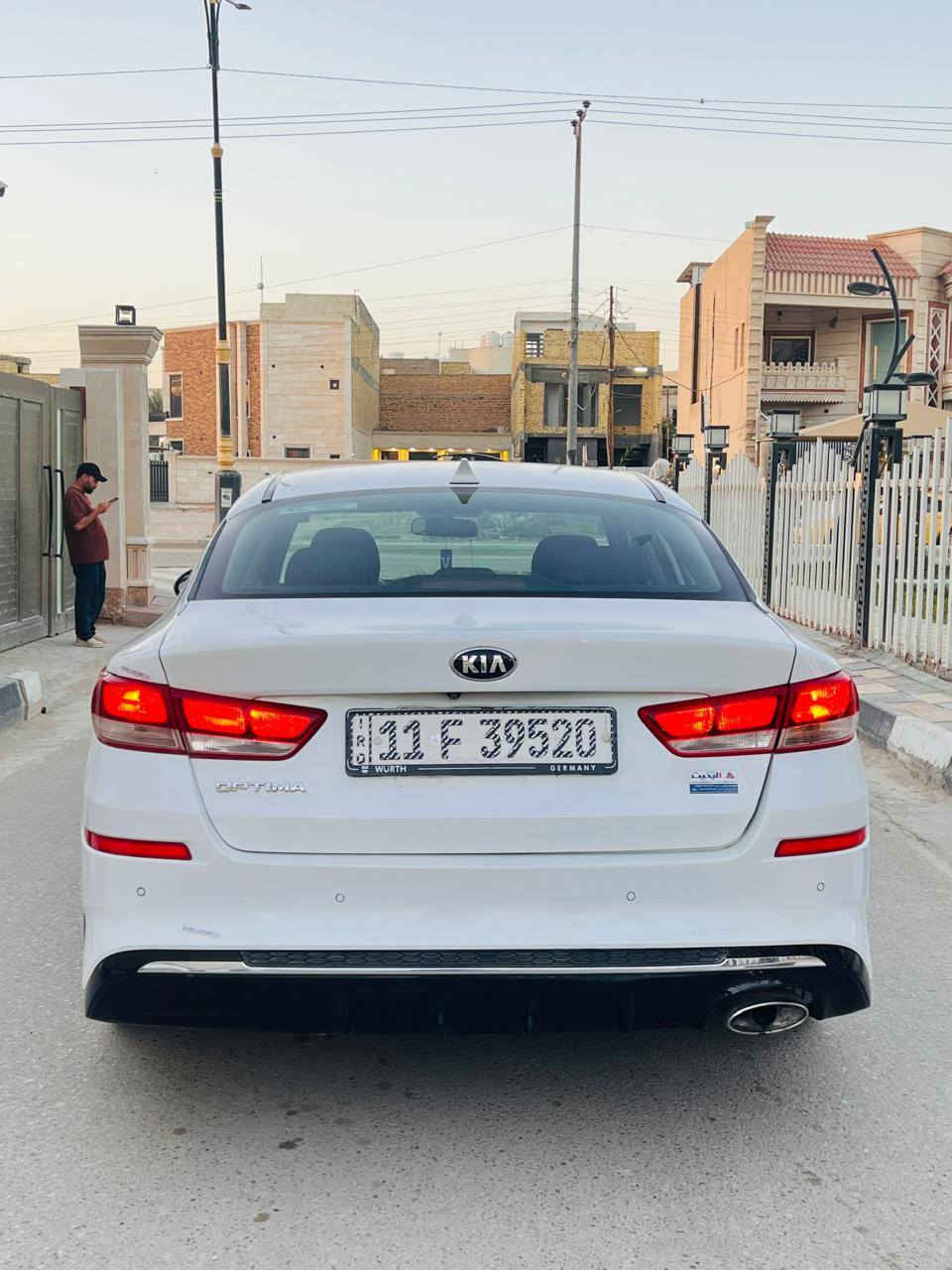 السلام عليكم ورحمة الله وبركاته.                                كياه اوبتيما 2018 بغداد حر تحويل مباشر 
وارد امريكي مكفوله ضربه صبغ وتبديل وبارد وفتح ماعد رشه بسيط بل  جاملغ خلفي  بجم كبس شركه سياره جديده استخدام شخصي  سياره احله من صوره مكينه 2400  مامفتوح شرط الفحص موصفات حلوه نص فول السعر 142 وبيه مجال الشراي 
مكاني ناصريه مركز                                                   اللاًستفسار اتصل.   ***********
