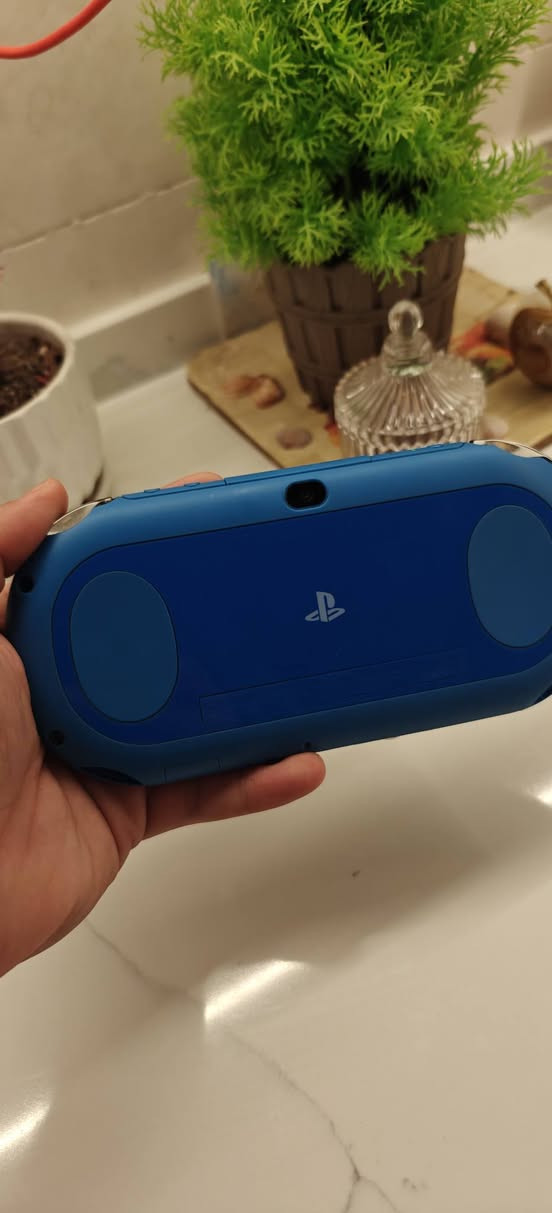 السلام عليكم 
بس فيتا سليم ps vita للبيع 
نسخة نادرة لون ازرك نظيف الجهاز واستعمالة قليل 
مهكر وكامل وية ملحقاتة والرام والادبتر والشاحنة الاصلية مال سوني 
الرام اصلي سان ديسك 128 وموجودة مكتب الالعاب ضخمة تنزلها من النت وطريقة سهلة وبي محاكي تشغل الالعاب psp والالعاب ps1 
مكاني بغداد العامرية موجود توصيل لبغداد فقط 
للتواصل ***********
