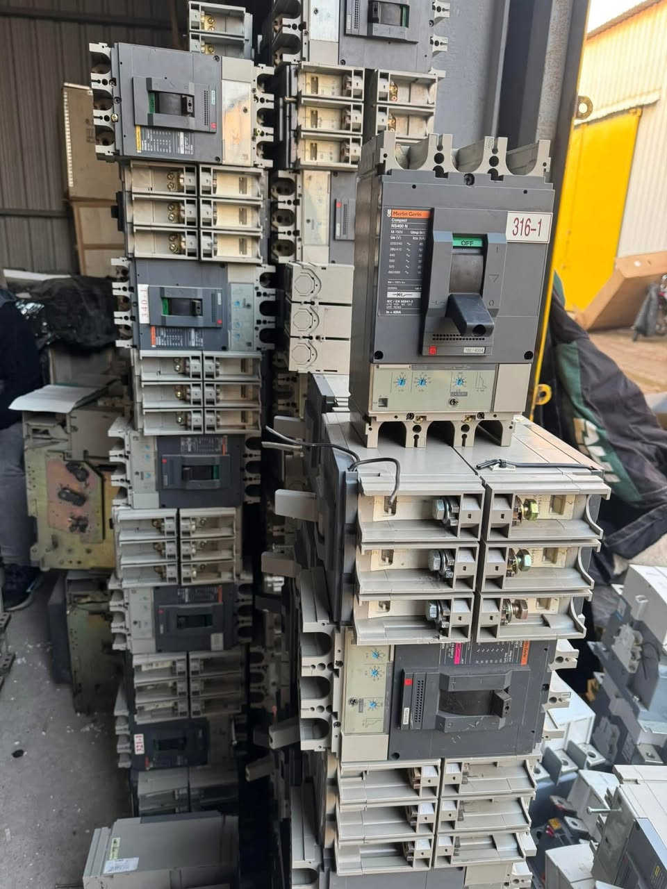 بسم الله الرحمن الرحيم        
السلام عليكم
 ________________
متوفر قواطع وكونتكترات  بمختلف الماركات العالمية (بالة اصلي ) 💯 ‏ ABB + MG + Schneider 🔴كافة الامبيريات⚡️
___________________________________
يوجد توصيل لكافة المحافظات 🚚العنوان : بغداد _الشورجة / عكد النصارى _ خلف جامع ابو التمن 
للاستفسار يرجى مراسلة الصفحة  واتساب او الاتصال ع الارقام التالية ***********هاتف
