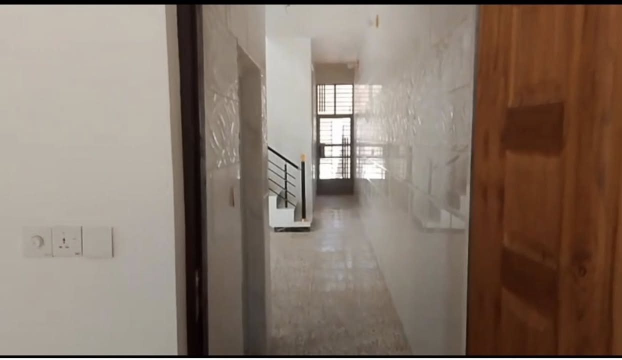 السلام عليكم👋
بيت🏠 للبيع (100)متر Ⓜ️
بناء حديث (2026)محد ساكن بي😎
يحتوي على سقف ثلاثة مترات ونص🛖
العنوان بغداد الحسينية او حي الزهور!💐
خامس بيت عن الشارع خدمات مسقط🏘️
مقابيل المدرسة الإيرانية السعر 70 مليون💸
وبي مجال للاستفسار يرجى مراسلة هذه الرقم⬇️ 
(***********) او مراسلة صفحة الفيس✍️.
