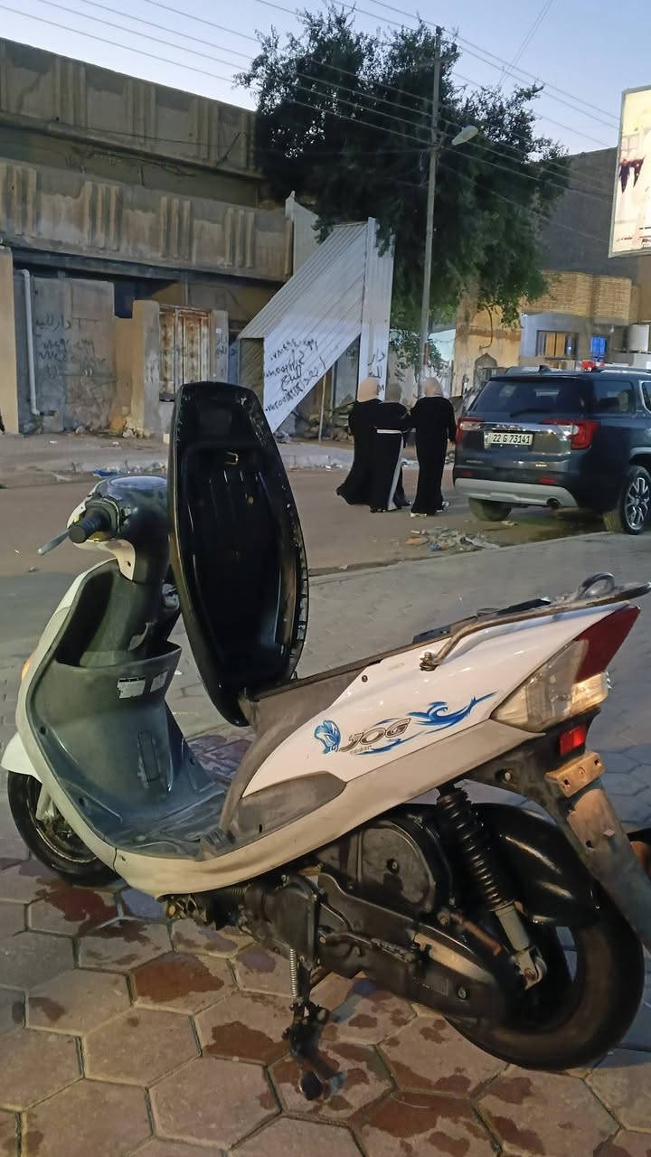 السلام عليكم دراجة قجمه البيع ما مفتوحه ما بيه اي نقص تعال وفحص كلشي شغال شاير سلف وهندر  بك لايت الخلفي وامامي السعر 750وبيه مجال قليل مكاني البصرة الكزيزة رقم التواصل على الواساب ***********
