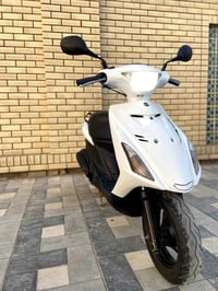 من رخصه صاحب الكروب ادرس ياباني حديث  للبيع الدراجه ماتشتغل بس مختنكه ...