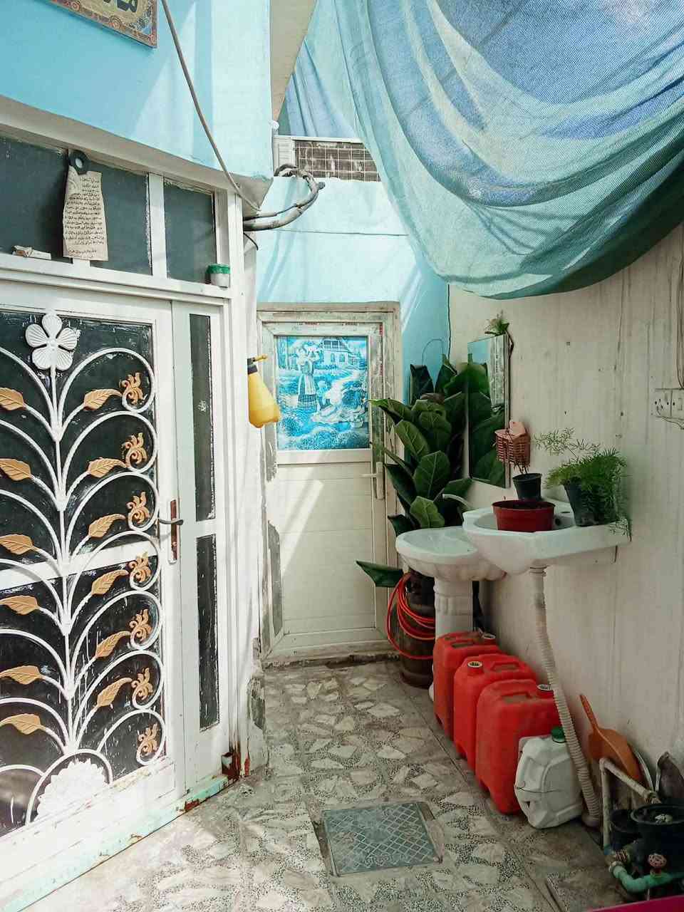 بيت للبيع مساحه 100 م اساس صب سقف صب كونكريت بناء بلوك بيت جاهز مطبخ صاله غرفه كبيره استقبال تخاريج عدد 2 داخليه وخارجيه مع منور على طول الغرفه تشاريف بيت نضيف سيراميك وبورك الارضيه كاشي *********** شارع المطار القديم قرب جامع وحسينيه يعسوب الدين خلف شارع المبلط النجف, العراق
