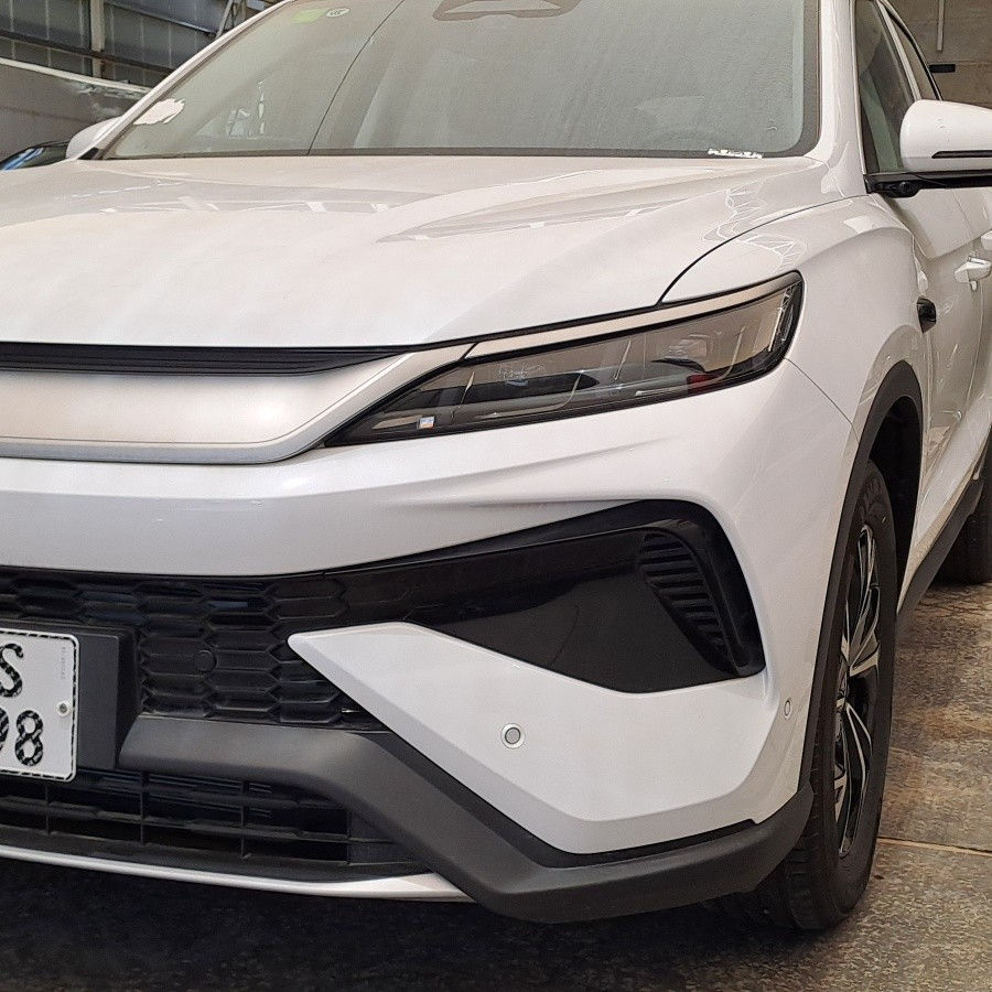 ♦️BYD Song pro 2️⃣0️⃣2️⃣5️⃣ بي واي دي سونج برو ♦️

بي واي دي سونج برو 2025 (BYD Song Pro DM-i) هي سيارة SUV هجينة (Plug-in Hybrid) عصرية واقتصادية للغاية، تعمل بنظام DM-i من الجيل الخامس، وتتميز بمدى كهربائي نقي يصل إلى 75-115 كم، ومسافة إجمالية تقارب 1600 كم. 
الأداء والمدى: تسارع من 0 إلى 100 كم/ساعة في حوالي 6-8 ثوانٍ تقريباً. مدى كهربائي نقي (CLTC) يصل إلى 75 كم أو 115 كم، بمدى شامل يبلغ نحو 1600 كم.

التصميم الخارجي: تصميم "Dragon Face" الحديث مع إضاءة LED بالكامل.

التصميم الداخلي والتقنية: شاشة دوارة قياس  15.6 بوصة، لوحة عدادات LCD مقاس 8.8 بوصة، مقاعد جلدية،بلون جميل جدا (داخل جلد حمصي)مع  نظام تكييف أوتوماتيكي، ونظام صوتي متقدم.

الأمان: 8 وسائد هوائية، نظام كاميرا بانورامية، ونظام القيادة الذكية المتقدم (رادار أمامي، مانع انزلاق، تثبيت سرعة ذكي). 

مميزات السيارة:

كفاءة عالية: استهلاك وقود منخفض جداً (أقل من 4 لتر/100 كم في الوضع الهجين).

مساحة واسعة: تصميم SUV عائلي بامتياز ومقاعد خلفية مريحة وقابلة للطي.
🔸️اوتو بارك 
🔸️داش كاميرا
🔸️قيادة آلية
🔸️مقاعد كهرباء 

اشتري بثقه 💯 
عراقنا المتحدة لتجارة السيارات 
معارض البياع شارع المدخل 
***********
