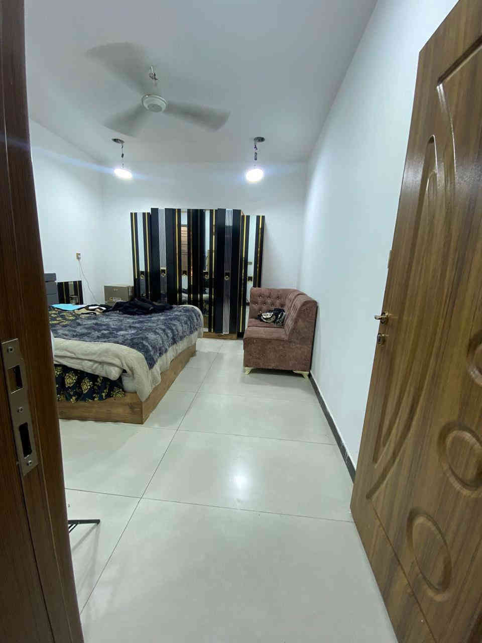 بيت للبيع حديث  مساحه 80 متر اربع غرف نوم +ثلاث حمامات الموقع شارع جامع الاقصى نفسه السعر 385مليون وبي مجال بسيط موقع مرتب للاستفسار :***********
