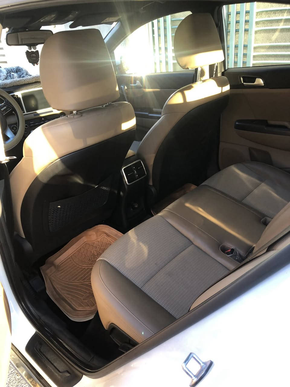 كيا سبورتج خليجي  21 اسلام شركة ماشية 31 الف كيلو السيارة مكفولة من كل شي مواصفات بصمة مري شفط قطعتين تبريد كشن كهربائي السعر 22 الف ابو بية مجال تلفون *********** واتساب او عادي تحياتي
