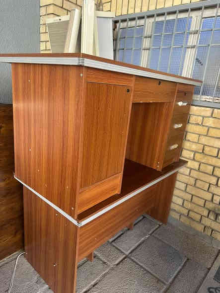 .
ميز طعام ويرهم ميز مكتبي طوله مترتين وعرضه ١٢٠ سعره ١٧٥ 
كاونتر عرضه مترتين مع ملحق والسنك من ضمن الكاونتر مرمر سعره ٢٠٠قفل
بردات زيبرا قطعتين عرضها مترين سعرهم ٥٠قفل
ميوزة مكتبية ثنين سعرهم ١٥٠
ثلاجة جديدة سعرها١٥٠قفل
مكانهم بالكرادة ٦٢
***********
