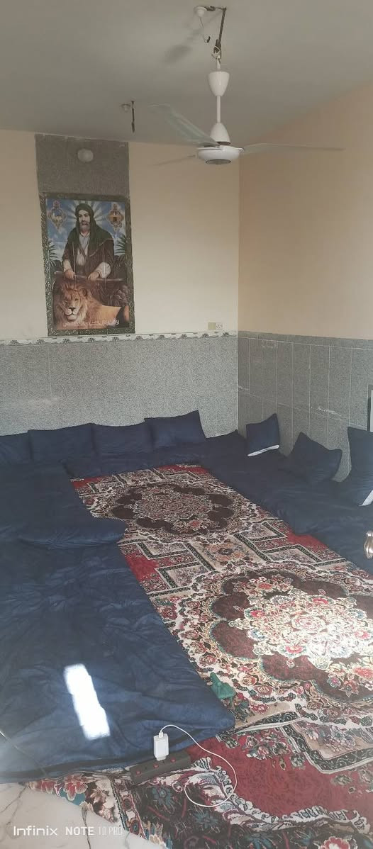 بيت طابقين يحتوي على 4غرف نوم  ومطبخ وصالة عدد2 واستقبال بناء طابوك مسلح السعر120 وبية مجال الاتصال ***********
