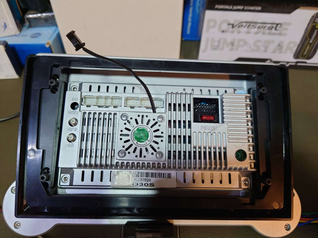 شاشة سيارة ذكية تُعرف باسم AI 2K Infinite Dual Knobs، وهي نظام ترفيهي ومعلوماتي متطور يعمل بنظام أندرويد ومصمم ليناسب معظم أنواع السيارات.
المواصفات والميزات الرئيسية:
الشاشة: شاشة عالية الدقة بتقنية 2K (بدقة تبلغ حوالي 2560×1440 بكسل)، مما يوفر وضوحاً فائقاً للخرائط والوسائط.
نظام التحكم: تتميز بـ مقبضين فيزيائيين (Dual Knobs) للتحكم السهل والمباشر في الوظائف الأساسية مثل الصوت والتنقل، مما يقلل الحاجة لاستخدام اللمس أثناء القيادة.
المعالج والذاكرة: تتوفر غالباً بذاكرة وصول عشوائي (RAM) سعة 4 جيجابايت وذاكرة تخزين داخلية 64 جيجابايت.
الأنظمة المدعومة: تدعم تقنيات CarPlay و Android Auto لتوصيل الهواتف الذكية، بالإضافة إلى نظام تحديد المواقع العالمي (GPS) المدمج.
دعم الكاميرات: تدعم نظام الكاميرا المحيطي بـ 360 درجة للمساعدة في الركن والقيادة الآمنة.
الصوت: مزودة بمعالج إشارات رقمي (DSP) لتحسين جودة الصوت داخل السيارة. 
يتم تسويق هذه الشاشة تحت علامات تجارية مختلفة مثل Diamond أو Zertran في بعض الأسواق.


**إذا كنت صاحب هذا الإعلان وتريد حذفه لأي سبب، رجاءا أرسل رسالة إلى الدعم الفني**