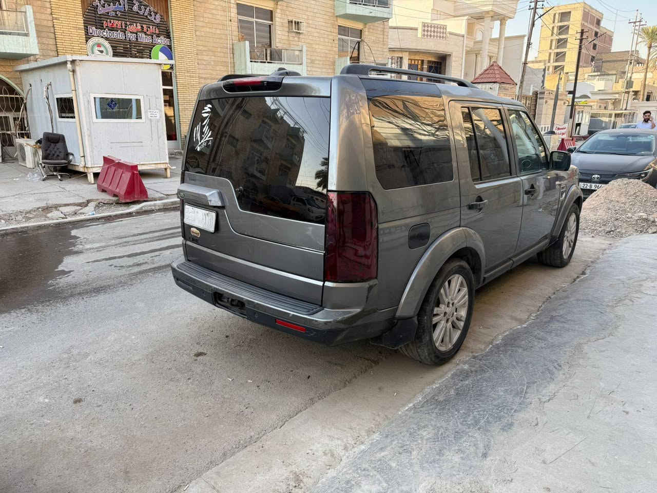 لاند لوفر ع حادثها ابيع 
سعر 45 موديل 2009
مكانها بغداد الشعب
الهاتف ***********
