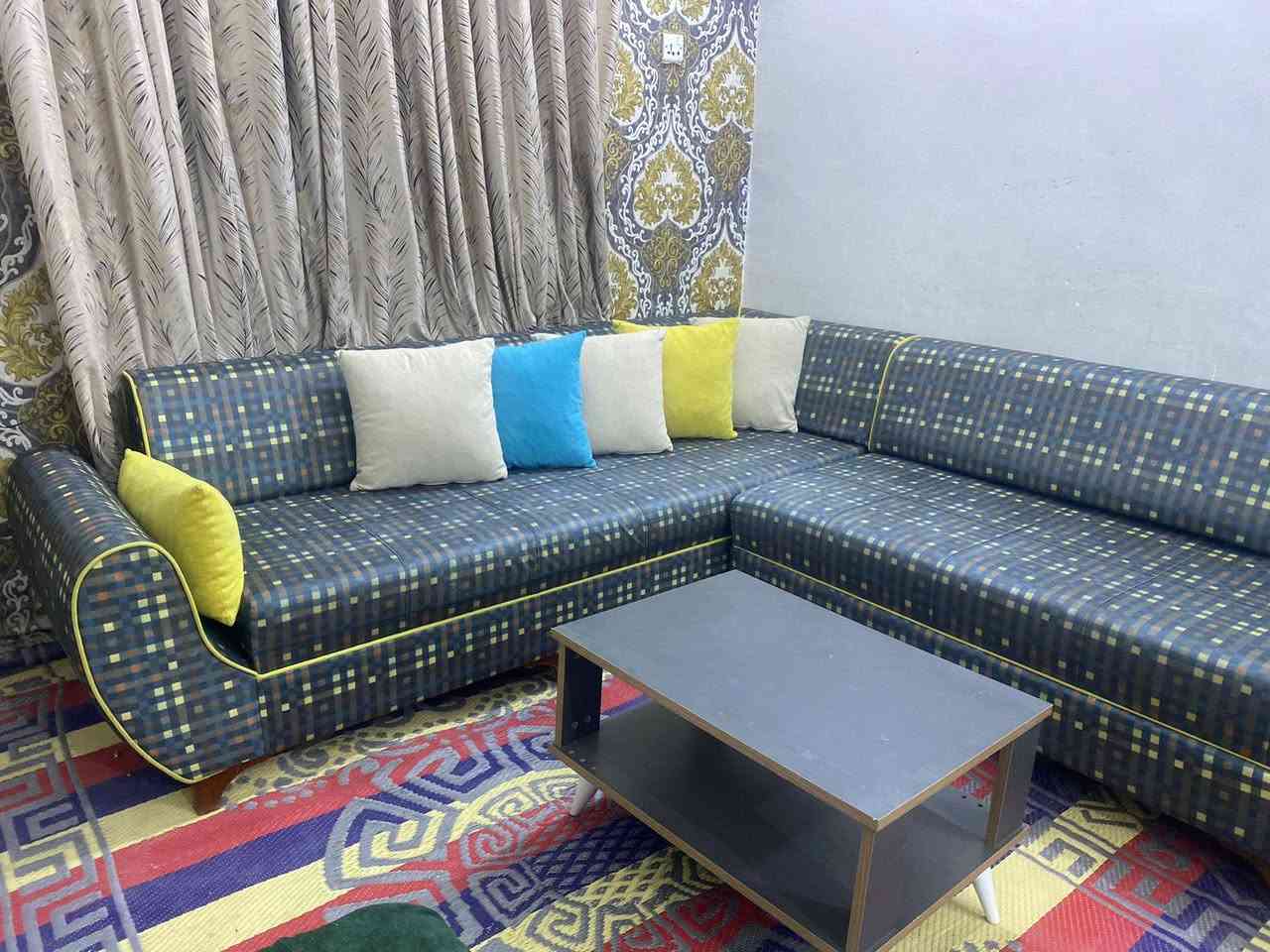 ديوان تركي مع طبله يصير سرير وبي مخزن ب 190 قفله
***********
