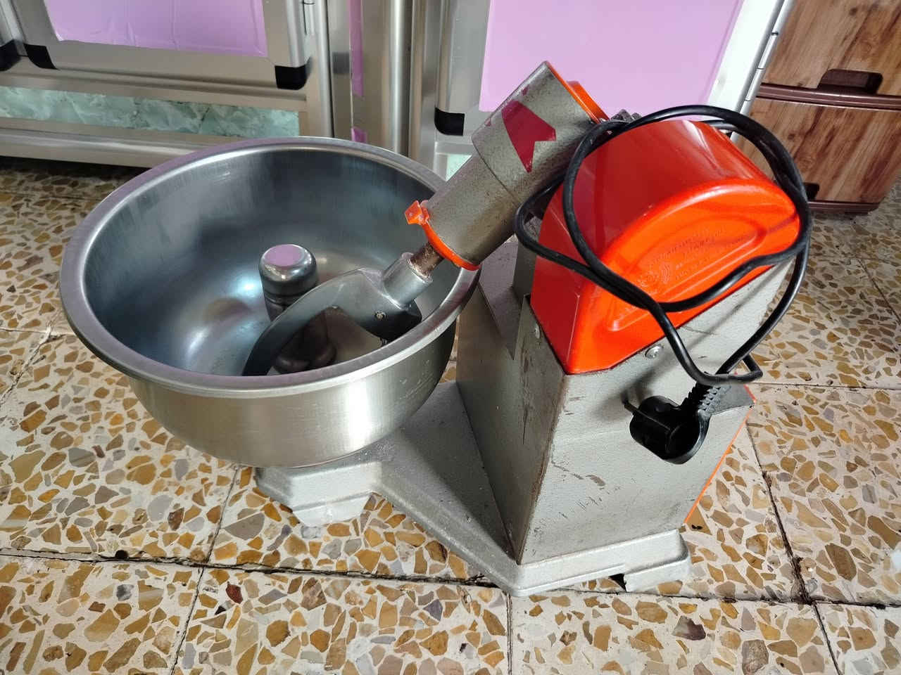 سلام عليكم عجانه للبيع ... جديدة ونضيفه استعمال قليل ... تشيل مابين ٤ونص الى ٤ كيلوات طحين ... ١٧٥ ألف  وبيها مجال للشراي .


**إذا كنت صاحب هذا الإعلان وتريد حذفه لأي سبب، رجاءا أرسل رسالة إلى الدعم الفني**