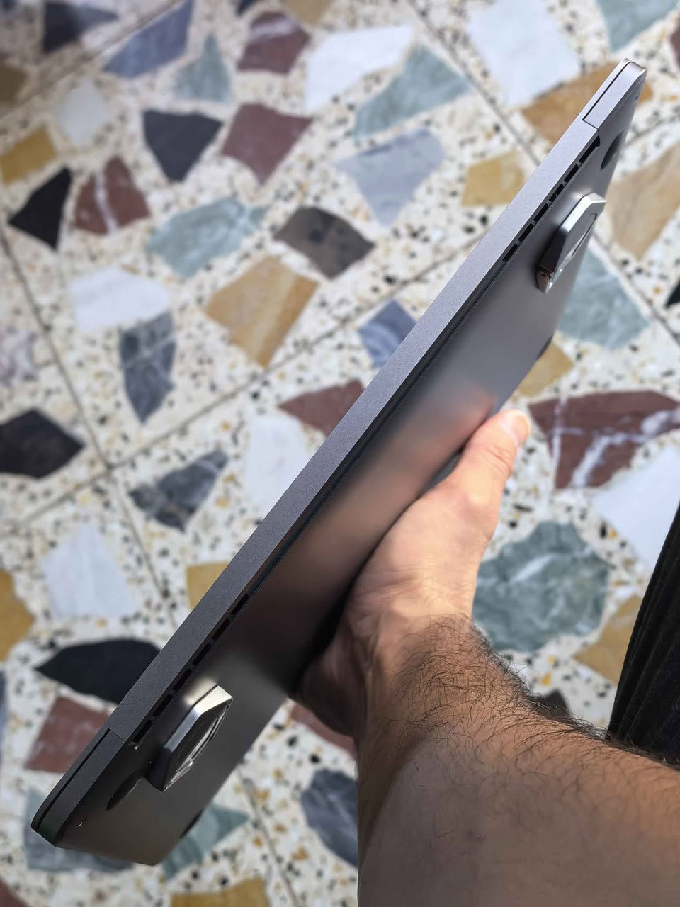 للبيع MacBook Pro 13 إنش 2019 🔥
المواصفات:
معالج Intel Core i5 رباعي النواة 1.4GHz
رام 8GB
SSD 128GB
شاشة Retina 13.3 إنش
كرت شاشة Intel Iris Plus Graphics 645
Touch Bar مضيء + بصمة Touch ID
كيبورد إنكليزي مضيء وممكن تضيفله عربي ب10 الف بالصناعه
الجهاز سريع جداً بالأداء ويشتغل بسلاسة، مناسب للدراسة والشغل والتصفح والاستخدام اليومي.
البطارية تشتغل تقريباً ساعة ونص إلى ساعتين حسب الاستخدام.
الحالة:
الجهاز نظيف جدا وما بي اي مشاكل ومداخل صيانه ابد
زر السهم للأعلى يحتاج تنظيف بسيط فقط، وباقي الكيبورد شغال طبيعي.
مع الجهاز:
شاحن 60 واط يشحن طبيعي 
حقيبة حماية هدية، مشتريها من إسبانيا بسعر 50 يورو.
الكارتونة والشاحن الأصلي موجودين بإسبانيا وممكن أوفرهم لاحقاً.
💰 السعر: 750 ألف دينار عراقي قابل للتفاوض بالمعقول
للتواصل: خاص أو اتصال
📞 *********** بغداد, العراق
