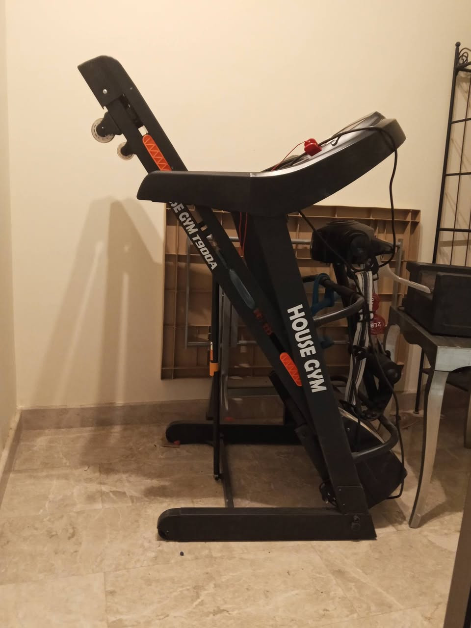 غرفه عراقيه احطاطه 10ابواب نضافه 95% رايدهة 1،250الف 
جهاز جري نضافه 100%استعمال قليل
***********
