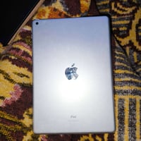 ايباد 9 نضيف كلش كامل شاحنه وحافظه ولزكه اصليات وكارتونه  ب250 وبي مجا...