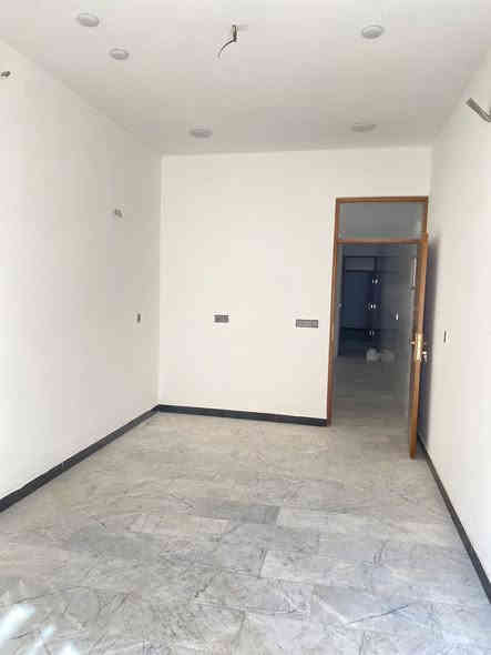 سلام عليكم مشتمل للبيع في الشعب حي التجار مقابيل كليه الامام الكاظم (عليه السلام ) بناء البيت 2025مساحه البيت 75م واجهه 3.75نزال 40 تفاصيل البيت طرمه صغير استقبال حوالي مطبخ منور خدمات 3غرف نوم للاستفسار مكتب الشعب للعقاري بإدارة حـسـيـن رقم الهاتف ***********
