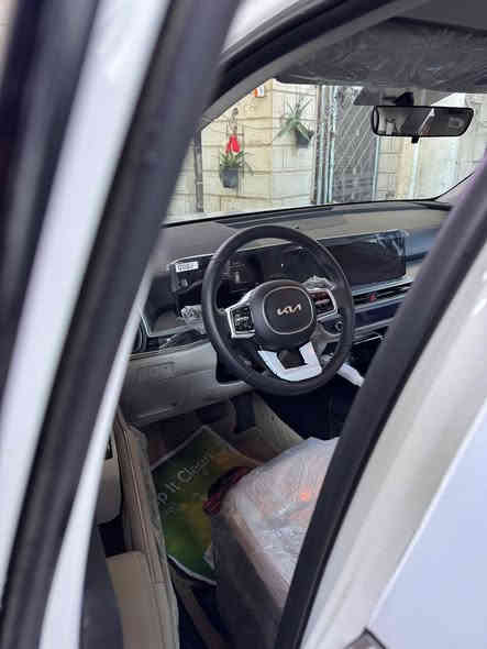 🌹جمعة مباركة عليكم جميعاً🌹 للبيع كيا سورنتو 2025زيرو مكفولة كفالة عامة من كلشي بعدها ب نايلون الشركة
مرقم بغداد بأسمي دولي 
ماشيه 4000 فقط  
لون ابيض
المواصفات
محرك 4سلندر
مري شفط 
لد خلفي بردات اصليه 
حساسات اماميه وخلفيه 
جنطة كهرباء 
تشغيل عن بعد 
شاشه دجيتال متصله 
لايت زينون   
لد نهاري   
كشنات كهرباء  السايق والصدر 

7راكب ٣قطع تبريد 
اوتو هولد. 
هاند بريك بصمه 
گير ماوس اربع انظمه قياده
ثلاث قطع تبريد  
السعر( 28,800 $)وبيها مجال بسيط
الاتصال  *********** وتساب متوفر او *********** اخوكم ابو ياسر بغداد
