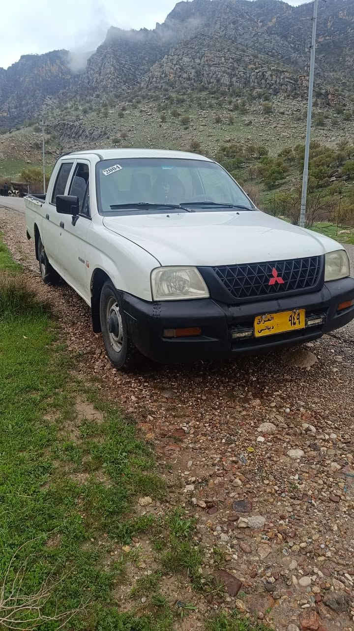 مۆدێل 2004
تەبرید سارد و گەرم 
بێ دەعم و بۆیاخ 
وردە ساردی هەیە 
سەیارەی ماڵ بوە 
مەکینەو هەموو شتی بە شەرت 
ئاڕمی پلاستیک هەولێر 
بێ دوکەڵ
گۆڕینەوەش ئەکەین بە شاهینە یان مەلیکە لە ئاستی خۆی 
***********
