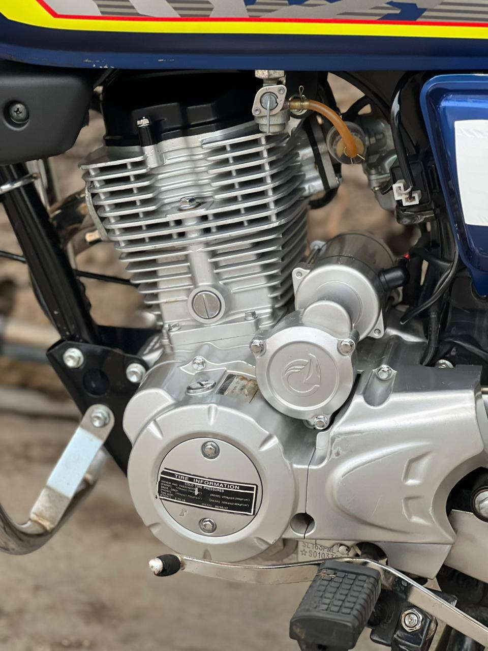 السلام عليكم دراجة ايراني للبيع الدراجة 2025 بعدهة جديدة ماشية 5000 الدراجة احلة من الصور مكينة 200cc اوراق كاملة منفيس مكينة برغي ما مفتوح منهة الدراجة كدامك وشوفهة السعر 850 وبيهة مجال مكان بغداد قرب جزيرة بغداد السياحية رقم الهاتف***********وتحياتي للجميع 🌍🌿🩶
