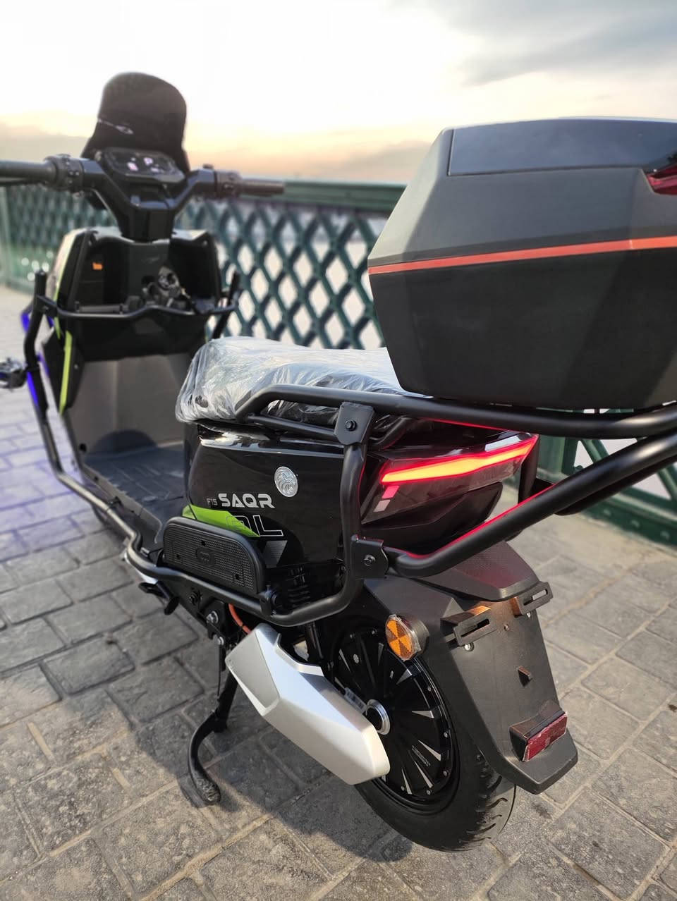 السلام عليكم دراجة شحن نوع الصقر 2026 بطارية ليثيوم 32 امبير و72 فولت ضمان من الشركة 8 اشهر دراجة زيرو غير مستعمله وصل موجود *********** سعر 900 عنوان بغداد ساحه الوثبه
