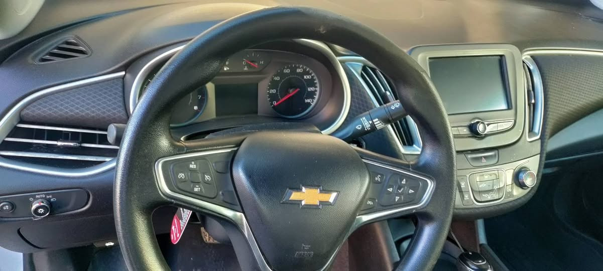 ماليبو LS
موديل 2018

المواصفات 
1. تحكم ستيرن
2. مثبت سرعة
3. بصمه ابواب وتشغيل وصندوق 
4. شاشة وكاميرا خلفيه 
5. كشن كهرباء 
6. مرايه جانبيه كهرباء 
7. قاصة 
الضرر ، قطعتين صبغ بدون ضربه ودواخل
السيارة جاهزة من كلشي ، كير ومحرك وتبريد وكهربائيات مكفول 
كلشي على وضع الشركة برغي مامفتوح ، صدر امامي وخلفي جديد 
رقم سليمانيه شرط تحويل 
السعر 110 وبي مجال للطيبين 
الرقم : ***********
