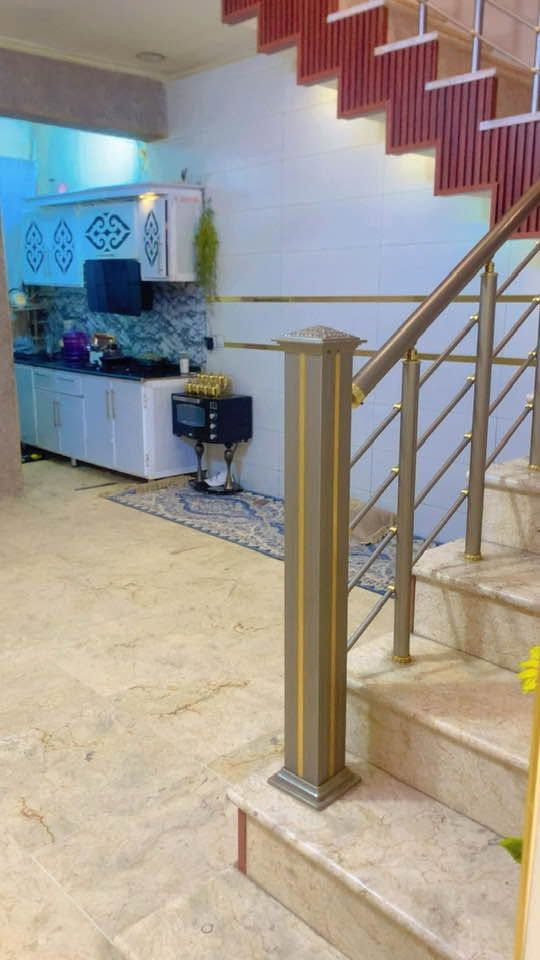 السلام عليكم مكلف بالنشر بيت للبيع لمساحه ١٠٠متر منطقة حي لكوفه علاوي لسمر مقابل لبانزين خانه قريب عل شارع لعام لبيت بناء جديد كله مرمر ومثل ما موضح بالصور واي استفسار هاذ رقم صاحب لبيت /*********** وبي واتساب
