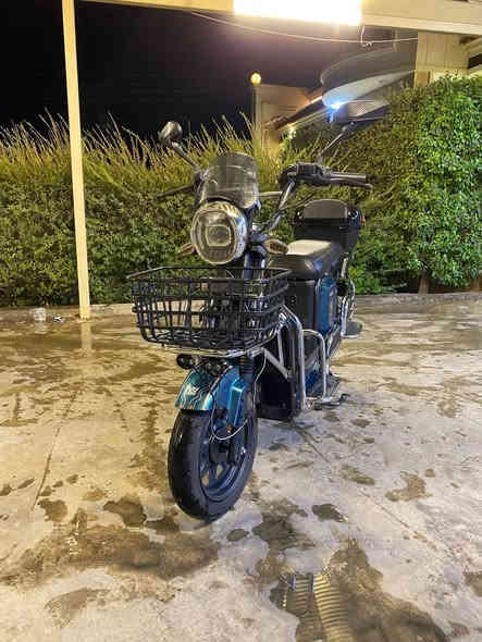 سلام عليكم 
دراجة كهربائية شحن نوع ماسه هارلي ٢٠٢٥
المواصفات:
بطاريات الكبيره عدد ٦ يجي ٢٠ امبير ٣٠ فولت يمشيك ساعتين بمسافة ٦٠ كيلو
يمشي ٩٩ الحقيقي ٩٢ 
نوع مميز مخصص للحمل الثقيل يركب ٣-٤ نفرات
بطاريات ما مبدل دراجة نظيفة كلشي وما مبدل بيها برغي 
ما بيها اي عطل كهربائي كلشي بيها شغال الشاحنة مالتها الاصليه ماسه وبوكس وياها هدية
بريكات دسك امامي خلفي دهن 
السعر ٧٠٠وبيها مجال
