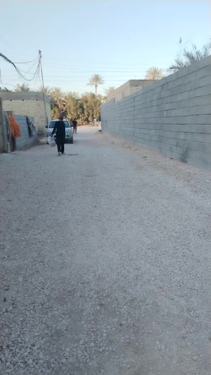 سلام عليكم دار للبيع في الحر الصغير قريب جامعة الهل البيت عل بزل متفون مساحه 200 متر واجيه 11متر نزال19متر عنوان كربلاء ***********هاذرقمي أني صاحب الدار
