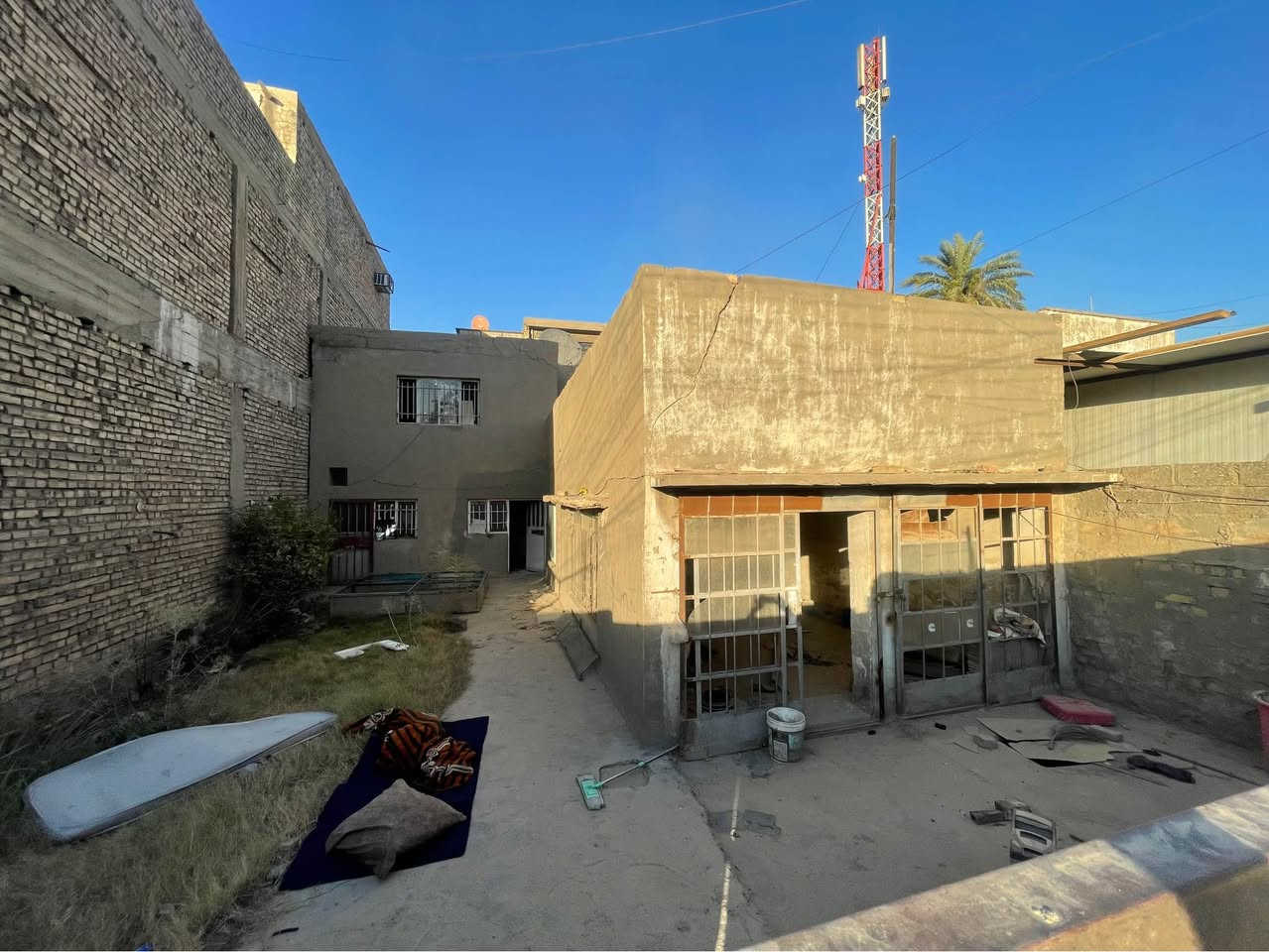 السلام عليكم …. فرصة تجارية مناسبة للمستثمرين قطعة ارض تجارية مساحة ٢٢٥ متر طابو صرف بأسم شخص واحد واقعة في بغداد / الدورة / المعلمين / الشارع الرئيسي قرب سوق المعلمين للاستفسار اكثر يرجى الاتصال على الارقام التالية :- 
***********
***********
يوجد واتساب بغداد, العراق
