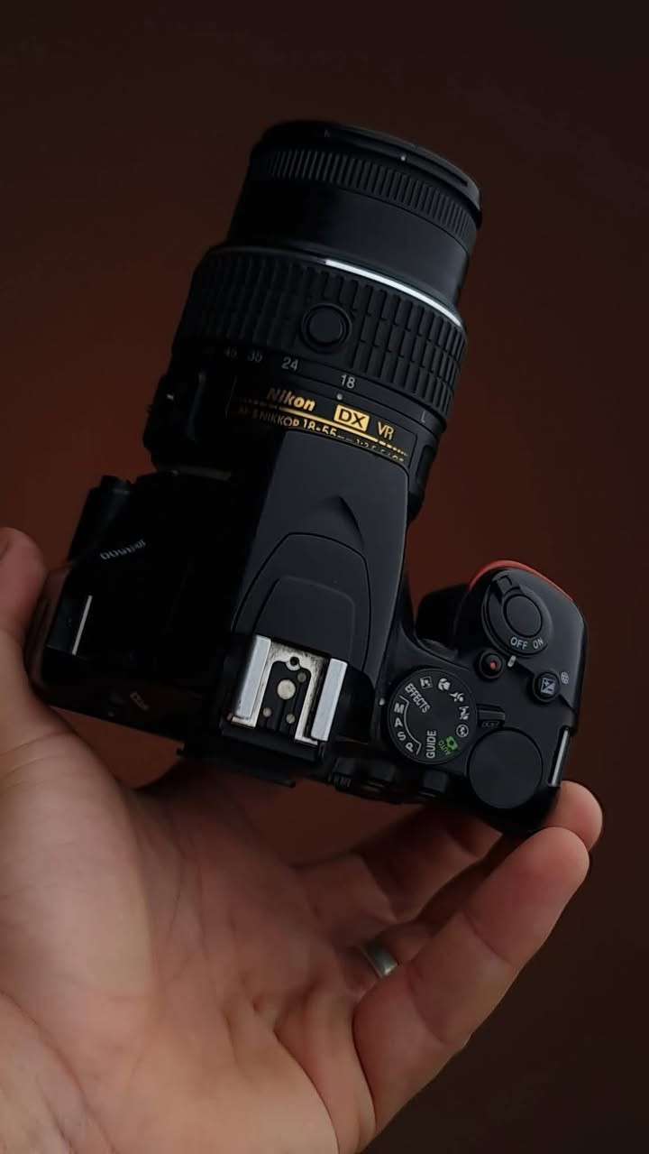 📸 إعلان بيع كاميرا Nikon D3500

متوفر للبيع كاميرا نيكون D3500 بحالة ممتازة، مناسبة للمبتدئين وصناع المحتوى ومحبي التصوير الفوتوغرافي، تتميز بسهولة الاستخدام وجودة صور عالية.

🔹 مواصفات الكاميرا:
- دقة تصوير 24.2 ميغابيكسل
- مستشعر APS-C CMOS
- تصوير فيديو Full HD 1080p
- شاشة LCD بحجم 3 إنش
- نظام Guide Mode لمساعدة المبتدئين
- تصوير متواصل حتى 5 صور في الثانية
- اتصال Bluetooth (SnapBridge) لنقل الصور للهاتف
- بطارية قوية تصل إلى حوالي 1550 صورة في الشحنة الواحدة

📷 كاميرا مثالية للتصوير:
- الشخصي والعائلي  
- السفر والطبيعة  
- صناعة المحتوى والسوشيال ميديا

السعر 400 الف

📍 العنوان: بغداد – حي تونس  
📞 رقم الهاتف: ***********

للاستفسار أو الشراء يرجى الاتصال على الرقم أعلاه.
