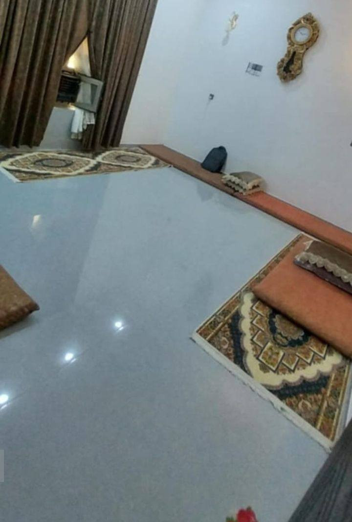 ♦ بيت للبيع ع شارع 40 مساحه 250 
♦اربع غرف ودوانيه وصاله ومطبخ حار وبارد
♦البيت جديد مبني صارله سنه 
♦مقابيل مطعم القصر الابيض 
للاستفسار***********
