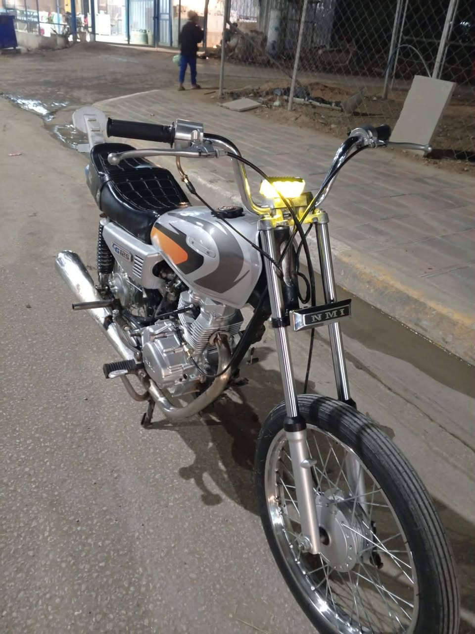 سلام عليكم شباب دراجه نامه شلامجه معمره جديده المكينه 25 جديده كلك مكفوله السعر 450 ما متواجد عل فيس خابرني ***********
