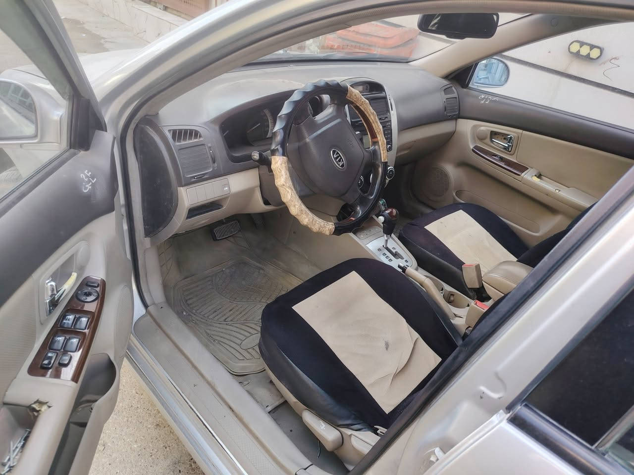 سيراتو2007 مصبوغه حزام والقماره كلير وعندي صورها قبل صبغ سياره مكفوله من ضربه شرط كلها علبلاد  داخل وخارج  اقتصاديه ونشطة تدفئة تبريد شغال سياره مال جناي تعال شوفها واحكم مكاني بعقوبه سعرها 77 بيهامجال للشراي ***********
