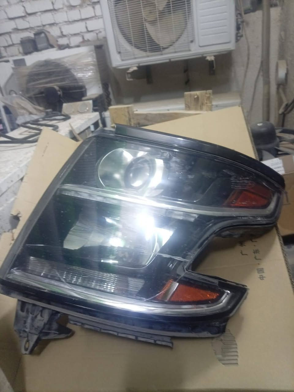 زوج لايتات تاهو موديل 2018 
نضيفات 
سعرهن 200 الف 
عنواني واسط الكوت 
للاستفسار الاتصال على رقم 
***********
