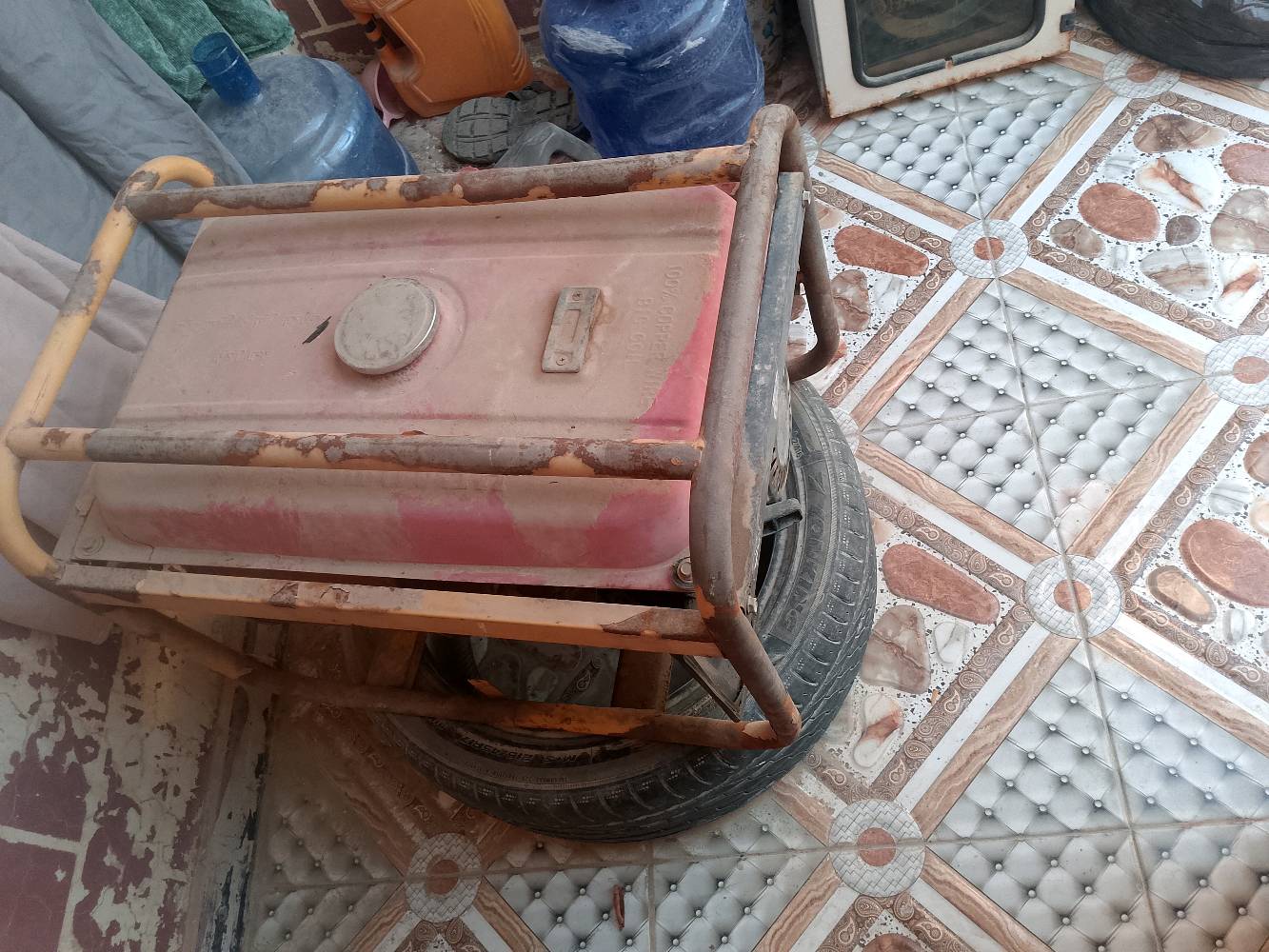 هبهب _حي العسكري مولد كهرباء يعمل بالبنزين، ماركة ASTRA KOREA. تصميمه قوي ومتين، مثالي لتزويد الطاقة في المناطق النائية أو عند انقطاع الكهرباء. يحتاج إلى تنظيف وصيانة بسيطة ليعود لكفاءته الأصلية. متوفر بسعر مغري لمحبي الصفقات الجيدة.
