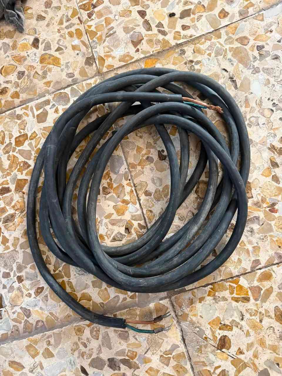 كيبل 4x10 عشر امتار سعودي اصلي للبيع 
كيبل 2x4 العقبه اردني قياس لفه 90 متر للبيع اربع وصل مقطع 
كيبل 6x2 اصلي مال سبلت للبيع 

*********** 
بغداد المشتل
