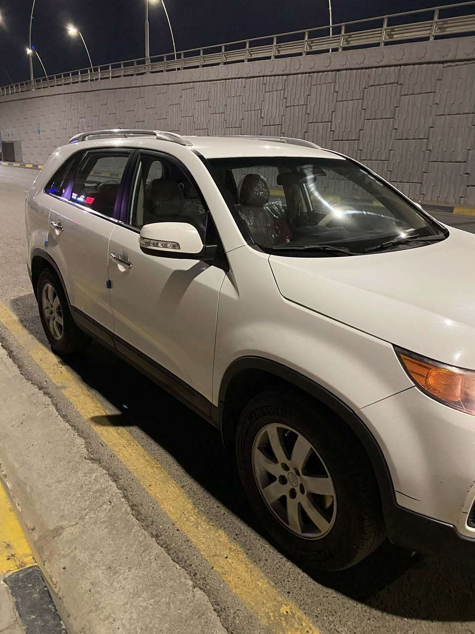 عندي سيارة للبيع نوع سورينتو موديل 12 كوري 
‎بدون صبغ وبدون حادث 
‎مجرد تعديل بسيط عالبارد الباب الخلفي من جهة اليمين والسونار موجود
‎المواصفات الخاصة بالسيارة 
‎كابون بانزين
‎1ـ مكينة 2400 دوش 
‎( المرغوب)
‎2ـ مري شفط كهربائي 
‎3ـ اشاير بالمري 
‎4ـ تحكمات ستيرن 
‎5ـ مثبت سرعة كروز 
‎6ـ تبريد ثلج شرط ثلاث قطع 
‎مع تحكم لمس 
‎7ـ شاشة لمس كبيرة 
‎8ـ كاميرا خلفية دوار 
‎9ـ ويل كپ حجم 17
‎10ـ السيارة (7 راكب)
‎11ـ طخم تايرات جديد 
‎12ـ باتري جديد 
‎13ـ السيارة رقم دهوك (مسطرة الجديد)
‎#ـ المحرك معمر جديد شرط 
‎والسيارة نظيفة كلش أمانة الله ورسوله وما ناقصها أي شيء والسيارة مال بيت 
‎مكان السيارة (موصل)
‎للتواصل والإستفسار 
‎على الأرقام التالية
‎كورك:***********
‎اسيا: ***********
