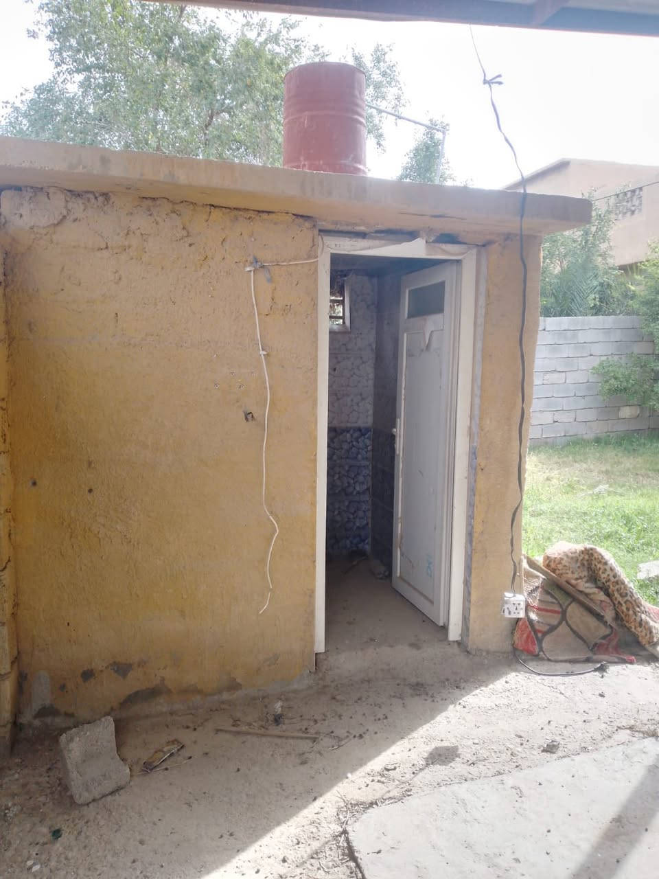 سلام عليكم دار سكن البيع الموقع ديالى قرب مرور عامه على سريع عبدالله ابن علي مساحه الدار 410 
يحتوي على غرف نوم ثنين واستقبال وهول ومطبخ وحمام داخلي وحمام خارجي وصاله كبيره سند 25 
***********
