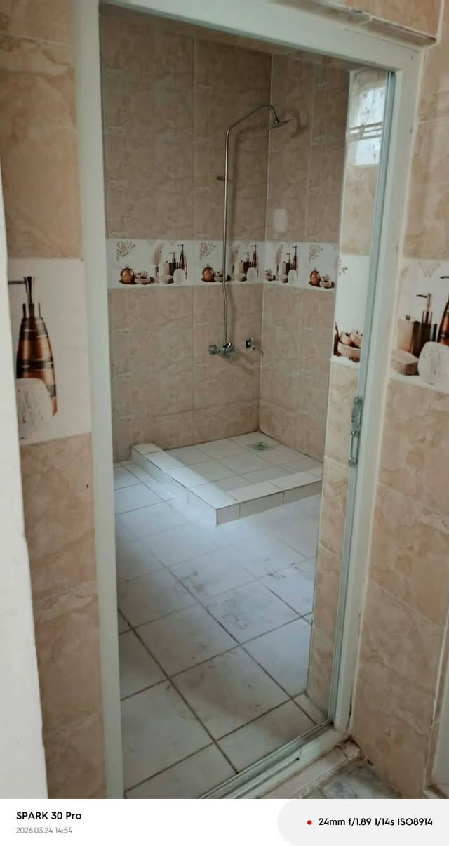 السلام عليكم دار 🏠للأيجار في مجمع السلام السكني المساحه ٢٠٠ متر
2غرف نوم 

صاله 

استقبال 

مطبخ

صحيات خارجيه وداخليه 

بيت جديد 

سعر الايجار ٣٠٠الف قفل 

ملاحظة يجب ان يكون المأجر  موظف 

***********
