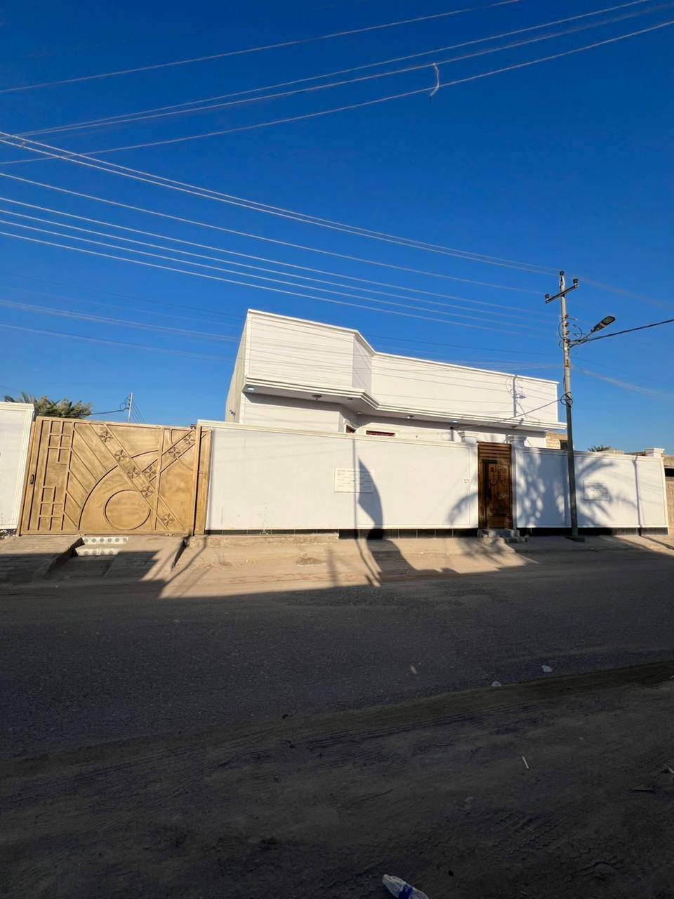 ملك صرف زراعي عراقي #تحويل سهم للمشتري
إبي الخصيب - منطقة شيخ ابراهيم 
الدار يقع على شارع تبليط 10م
تتوفر كافة الخدمات / ماء كهرباء انارة تبليط مدارس .
اساس وسقف كونكريت / الدار #جاهز للسكن 
#يحتوي :: كراج يسع ثلاث سيارات . منور محيط الدار 
صحيات خارجية . مدخل كلدور . مدخل صالة . مطبخ 
صحيات داخلية . غرفتين منام . مصعد درج للسطح .
#السعر_المطلوب :: 135 مليون قابل للتفاوض 
#للأستفسار ::***********
