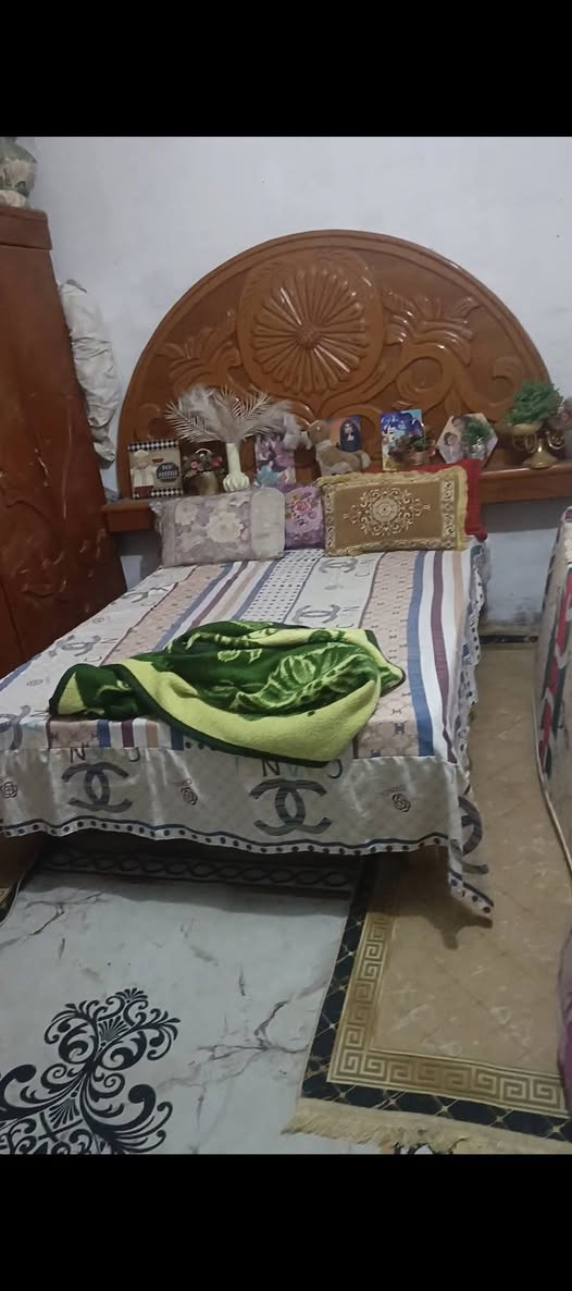 سلام عليكم بيت البيع تجاوز عنوان
ناصريه السكان الصناعي قريب على الجامع   
 بيت كله عكاده حته غرفه وصاله جبيره مطبخ وديوانيه وحمام خارجي وتواليت وطارمه جبيره مساحة البيت 160 وهذا رقمي باقي التفاصيل 
***********رايده 7 وبي  
مجال قليل
